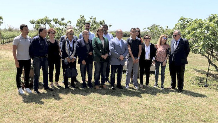 Foto de família dels impulsors del projecte de creació del Parc Agroalimentari del Delta